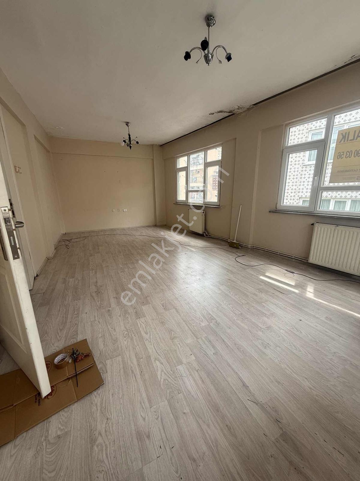 Dikkaldırımda Merkezi Konumda Geniş 3+1 Kiralık Daire - Görsel 9