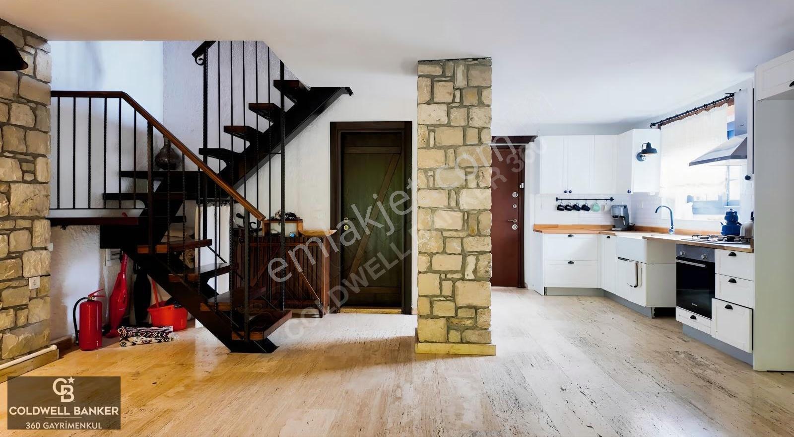 Urla Yağcılar Site İçi Bahçeli 1+1 Satılık Taş Loft Villa
