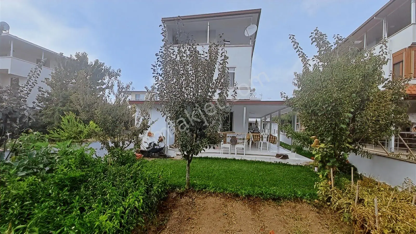 Denize 250 Metre Müstakil Bahçe&teraslı 3 Katlı Yazlık