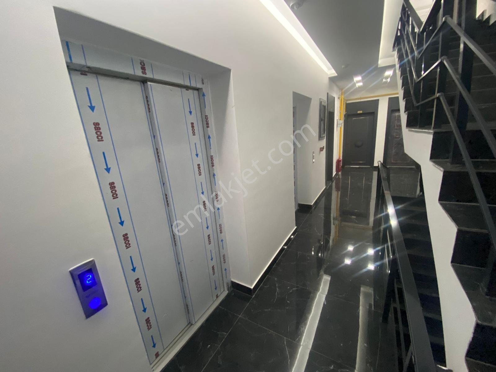 Prestijli Lokasyon | Cadde Üzeri Önü Açık Kiralık 1+1ofis&daire - Görsel 3