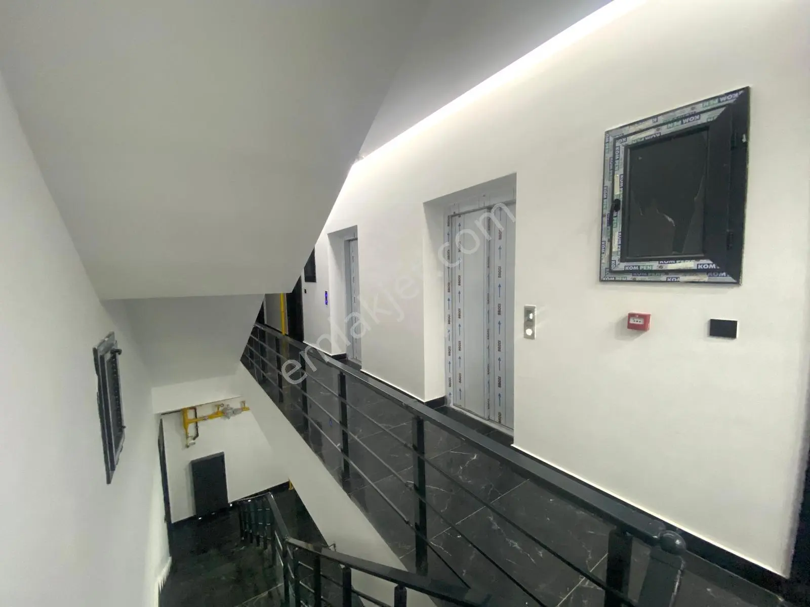 Prestijli Lokasyon | Cadde Üzeri Önü Açık Kiralık 1+1ofis&daire - Görsel 2