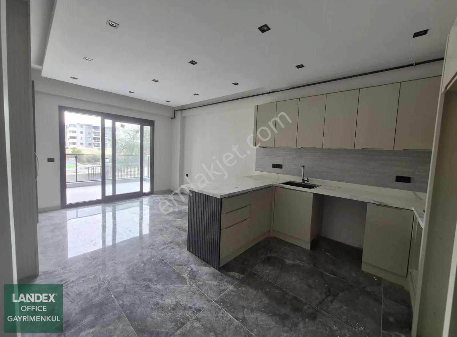 Çakmakta Sıfır 2+1 Otoparklı Ada Mutfaklı Satılık Suit Daire