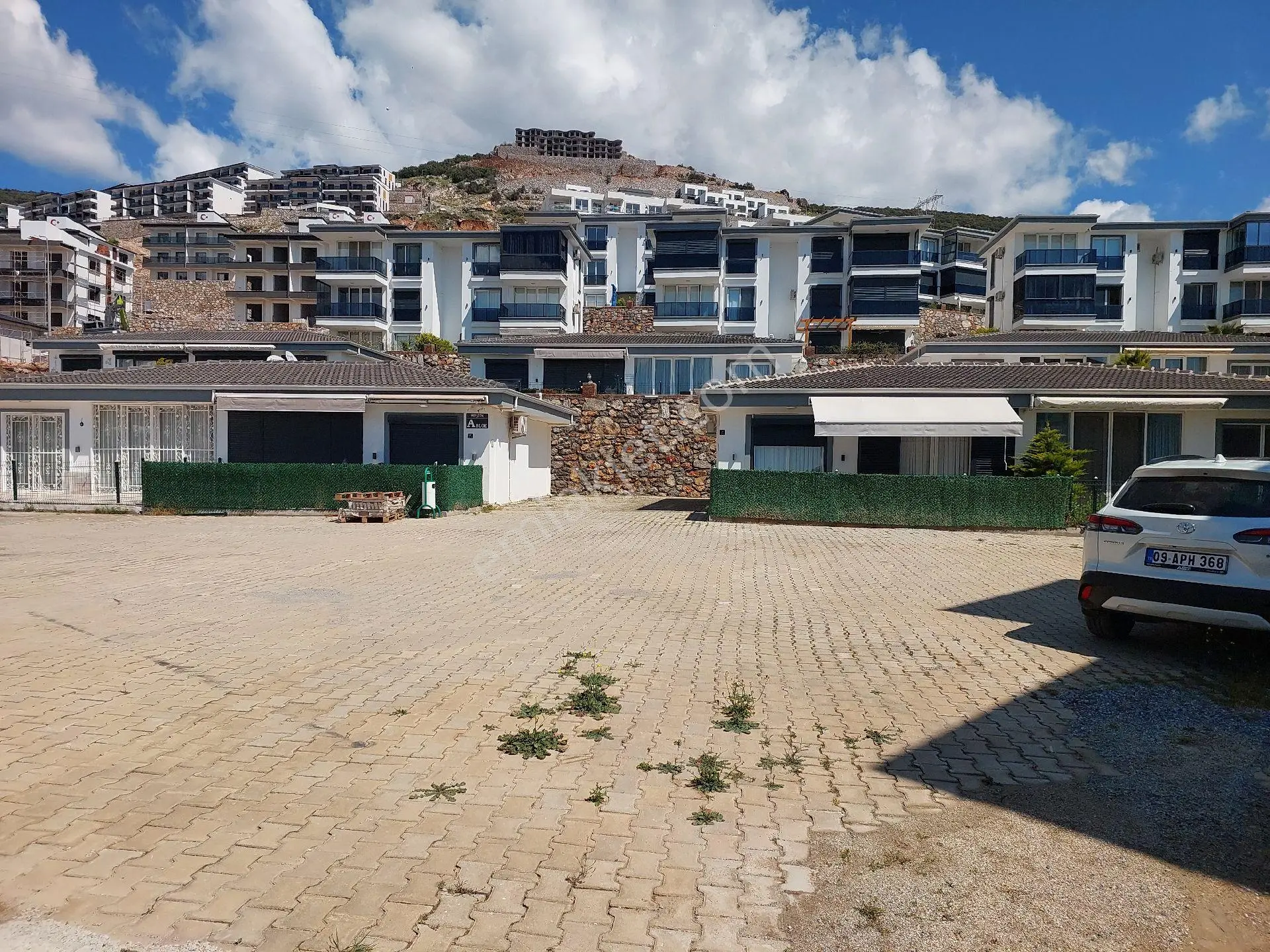 Tek Katlı Bungalov Tipi Villa Havuzlu, Otoparklı, Özel Tasarım Ev Eş - Görsel 5