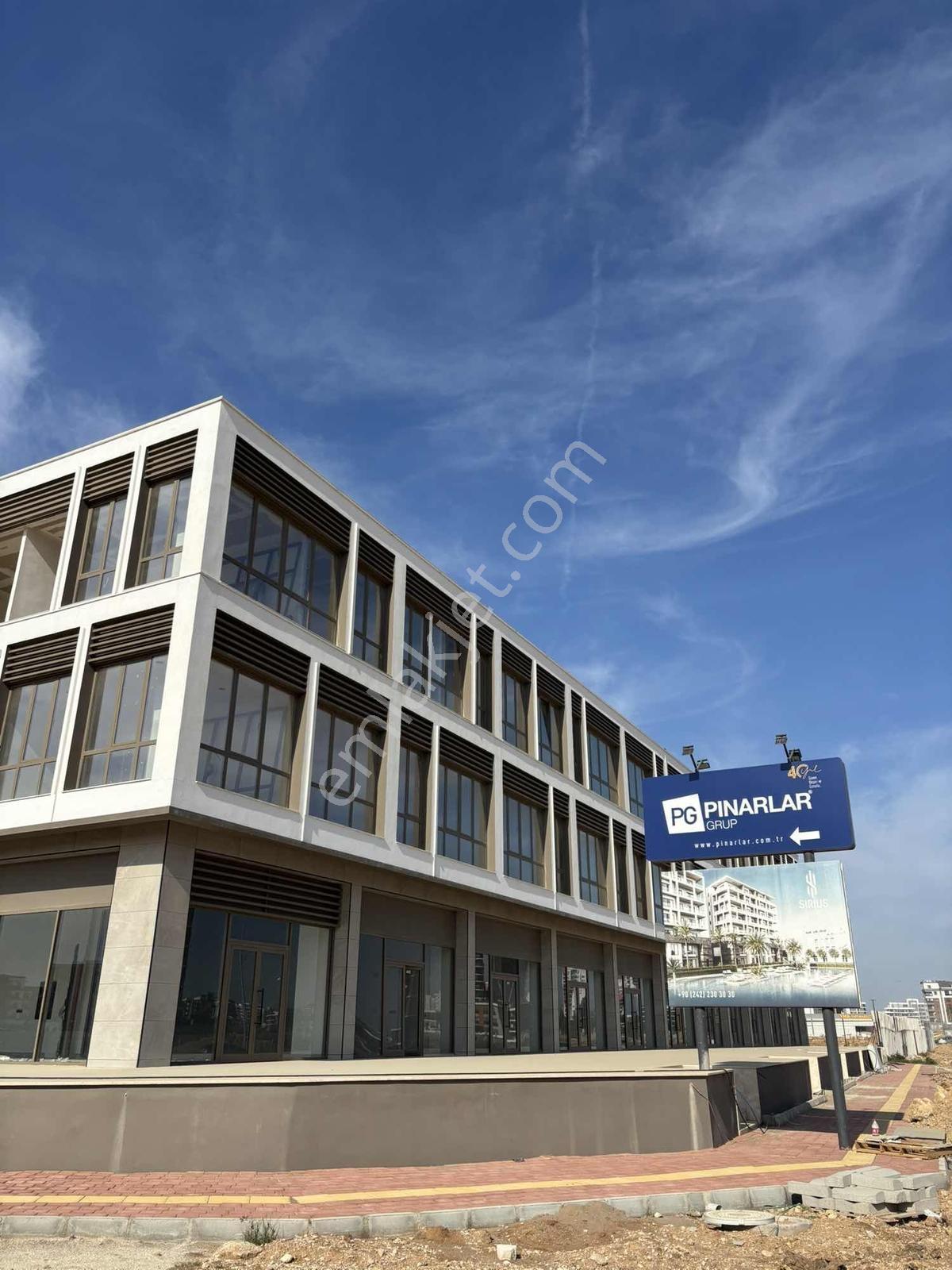 Trion Emlak - 40'lık Yolda Toplam 824m² Kiralık Depolu Dükkanlar