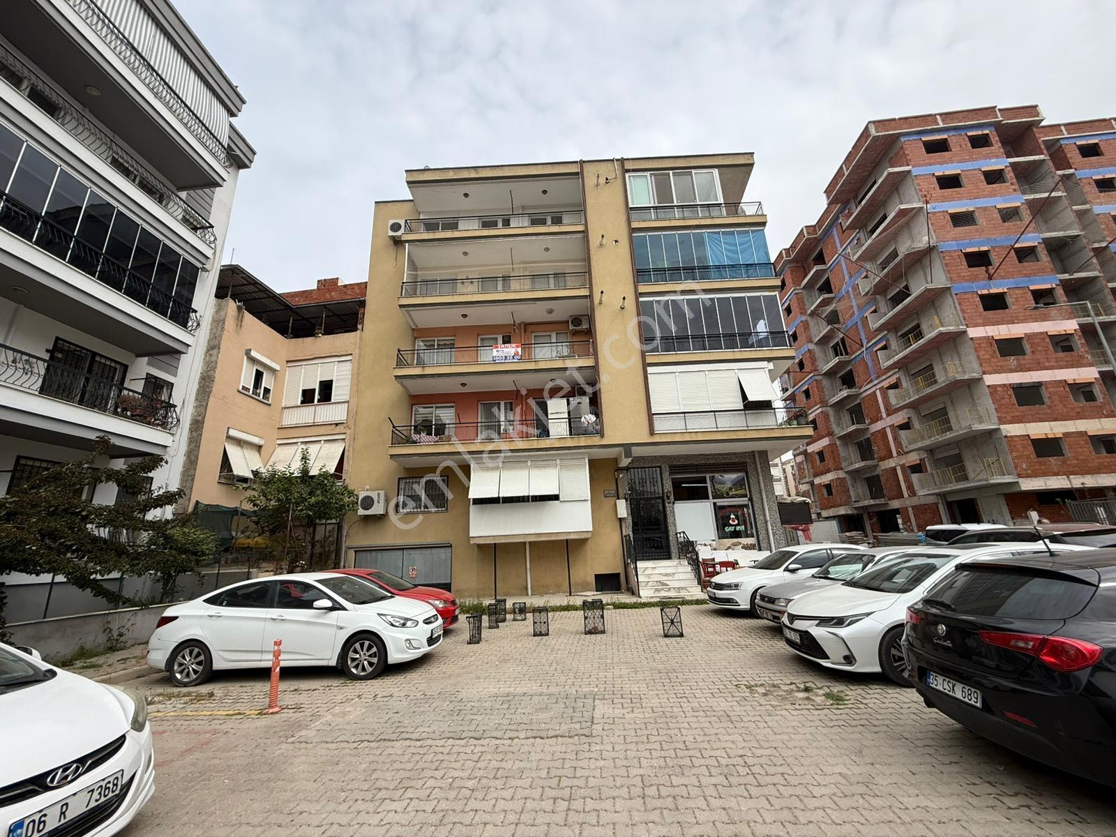 Karşıyaka Emniyet Müdürlüğü Yakını 3+1 Satılık Daire