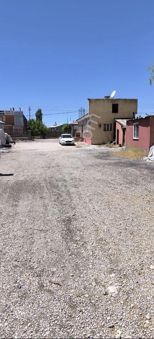Kömürcüler Sitesinde Satılık Depo Ve 1.260 M2 Arsa