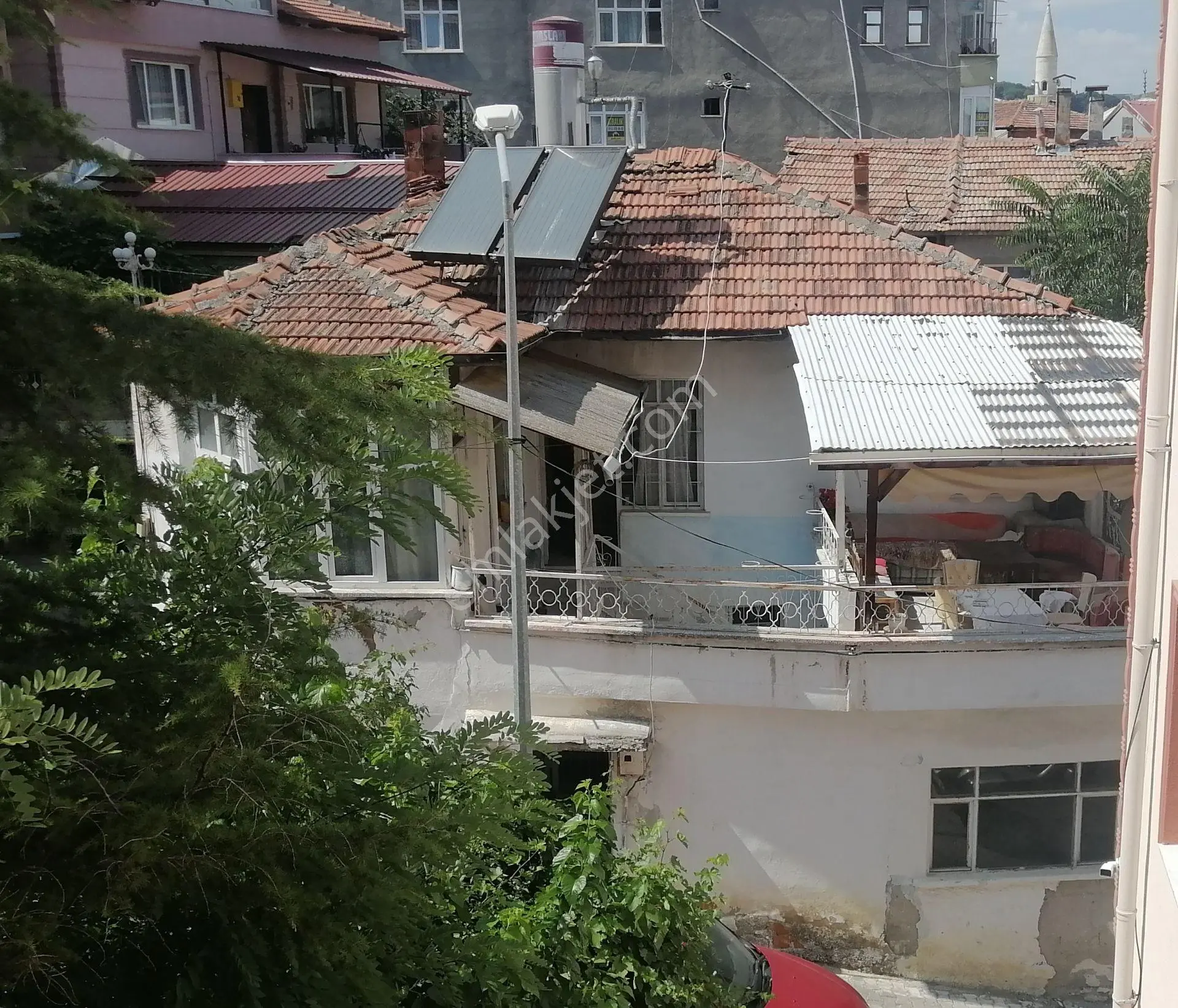 Merkezi Konumda Satılık 2 Katlı Müstakil Ev