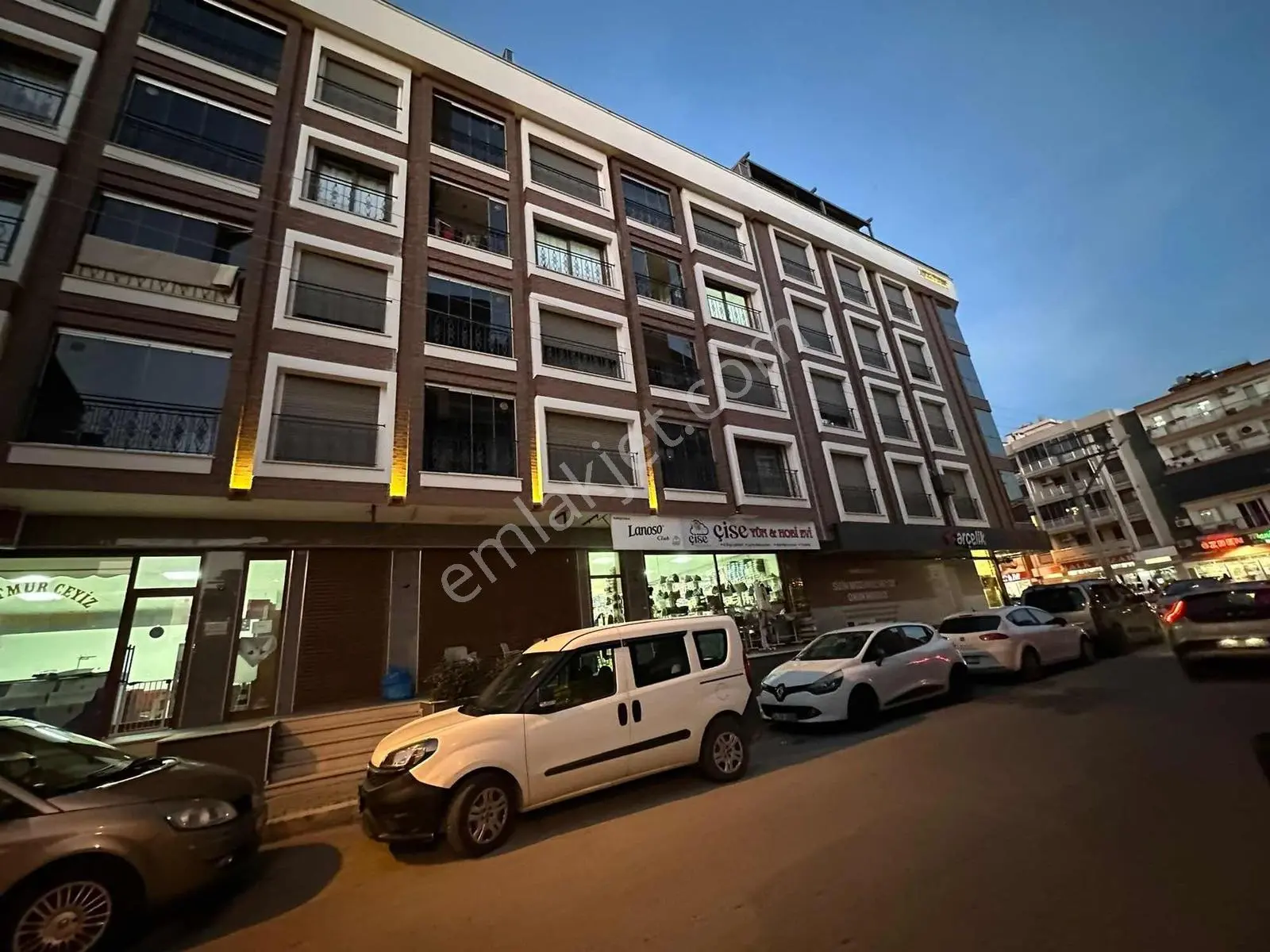 Karşıyaka Şemiklerde Yüksek Getiri Potansiyelli Satılık Dükkan