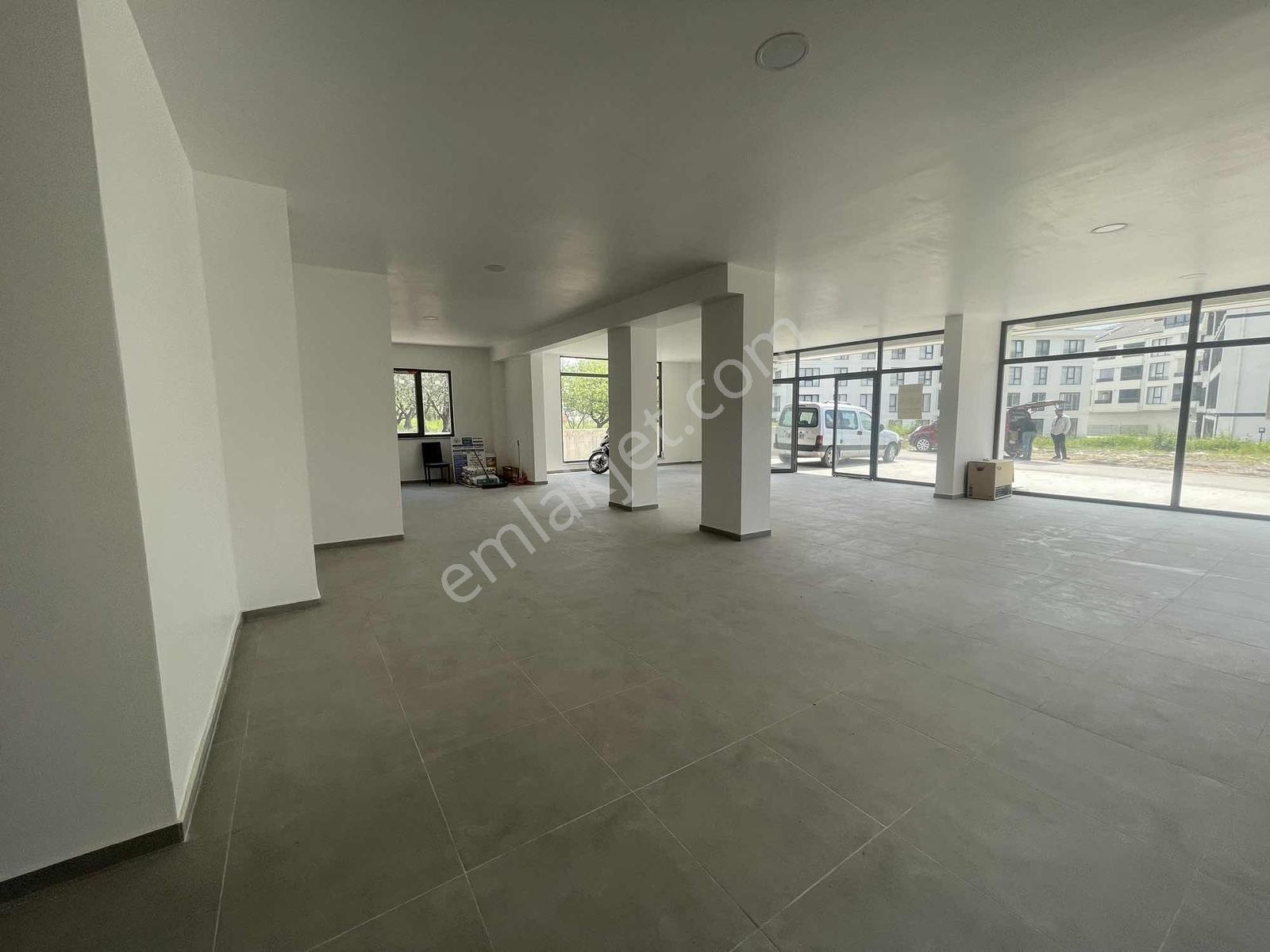 Altınova Cumhuriyet Caddesinde Kiralık Geniş Dükkan! - Görsel 9