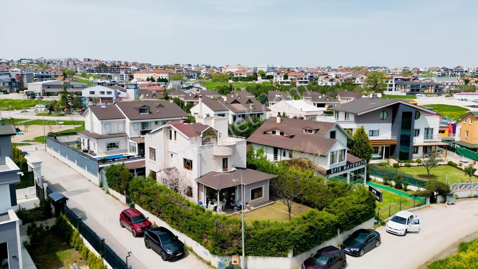 Özlüce 19 Mayıs Mahallesinde 5+1 Müstakil Köşe Parsel Villa