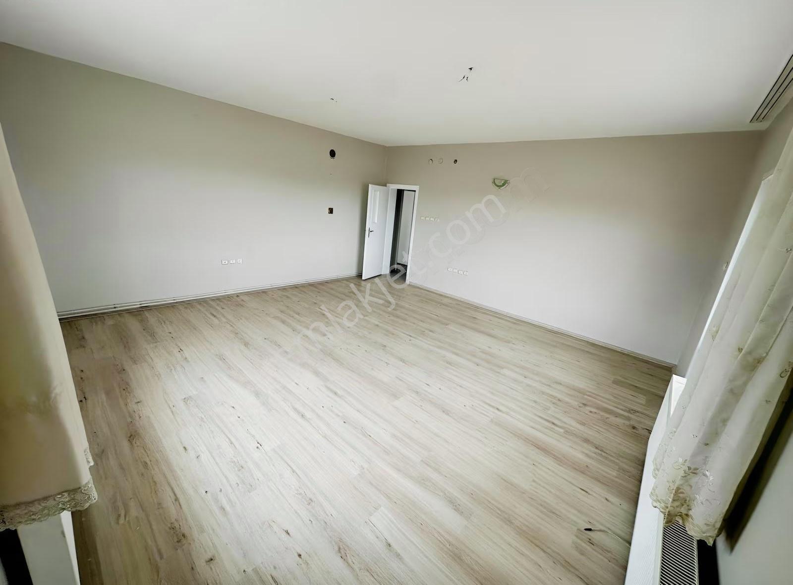 Stadyum Yan Tarafında Kendine Ait Bahçesi Olan Kiralık 2+1 Daire - Görsel 12