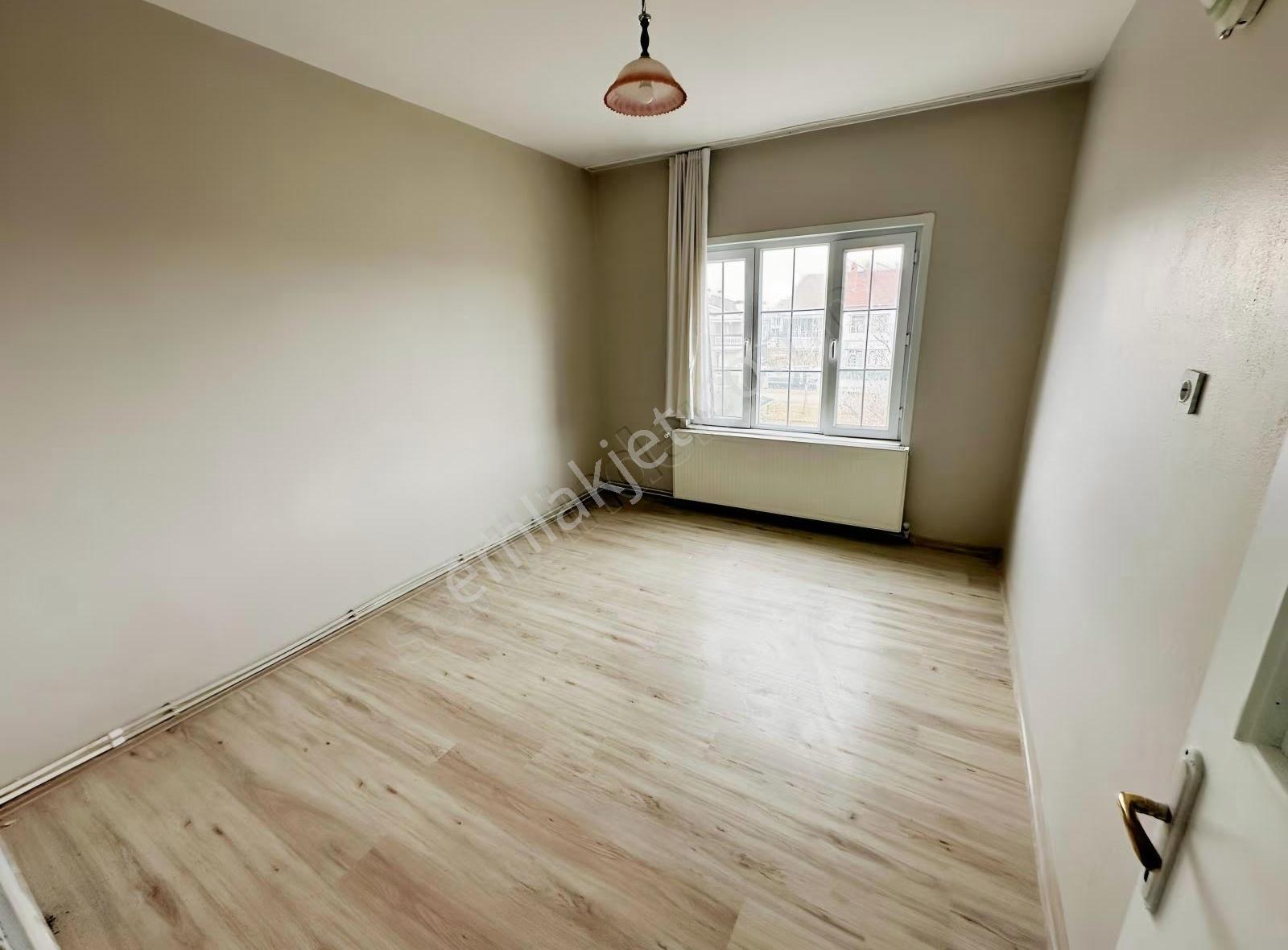 Stadyum Yan Tarafında Kendine Ait Bahçesi Olan Kiralık 2+1 Daire - Görsel 8