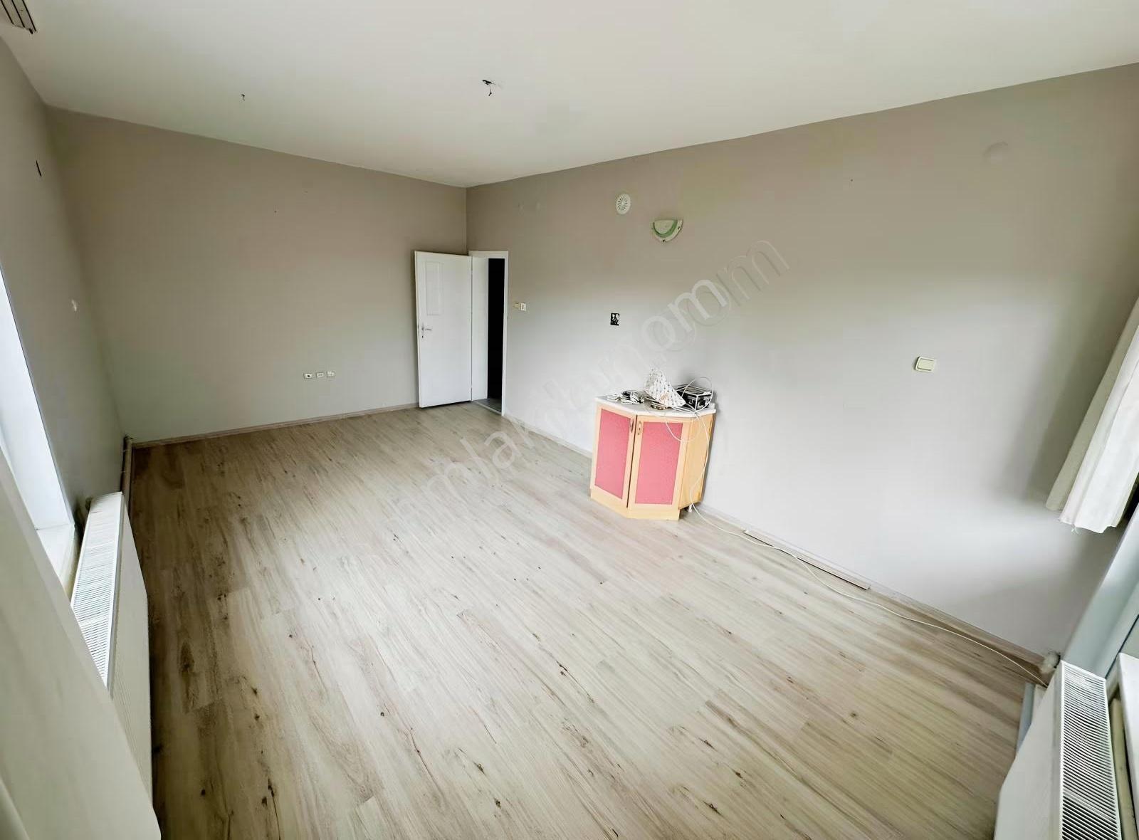 Stadyum Yan Tarafında Kendine Ait Bahçesi Olan Kiralık 2+1 Daire - Görsel 15