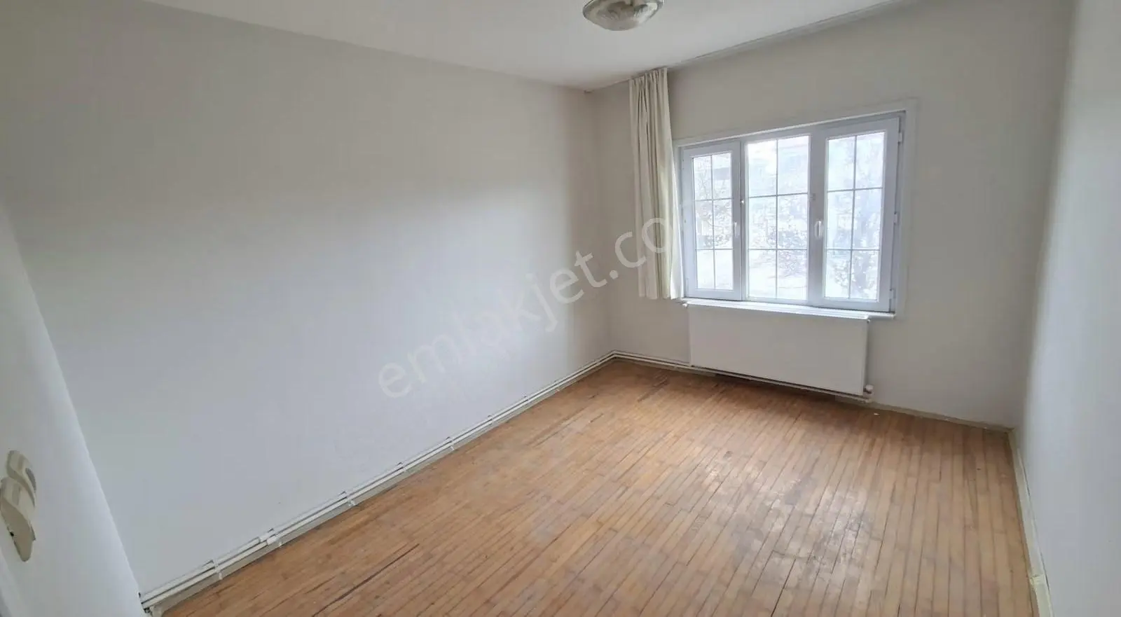 Stadyum Yan Tarafında Kendine Ait Bahçesi Olan Kiralık 2+1 Daire - Görsel 2