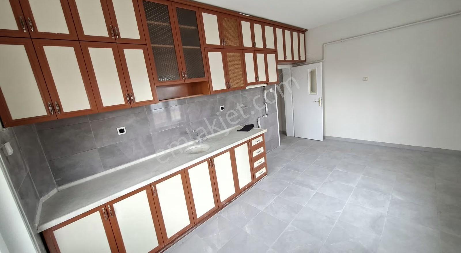 Stadyum Yan Tarafında Kendine Ait Bahçesi Olan Kiralık 2+1 Daire - Görsel 18