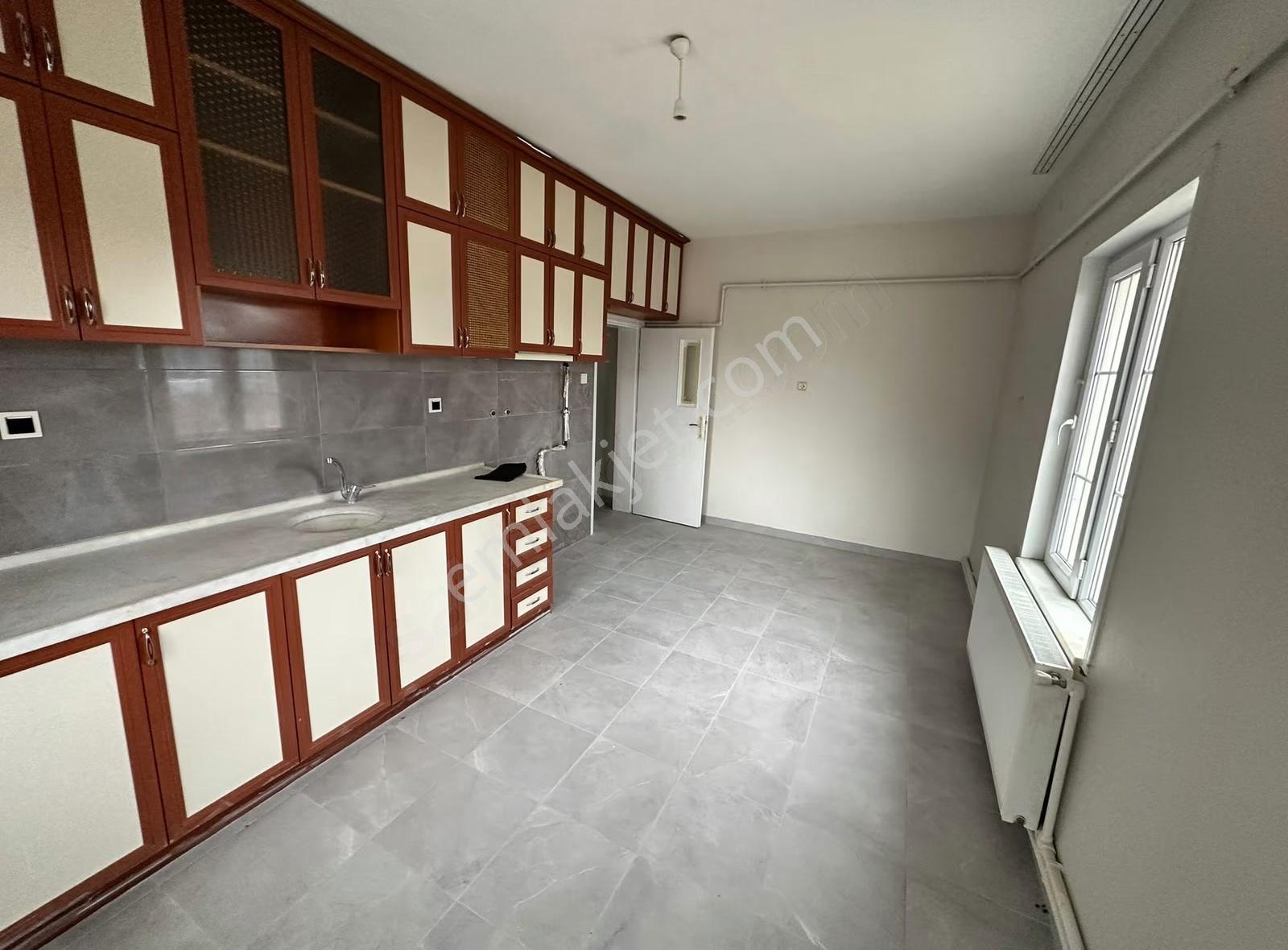 Stadyum Yan Tarafında Kendine Ait Bahçesi Olan Kiralık 2+1 Daire - Görsel 7