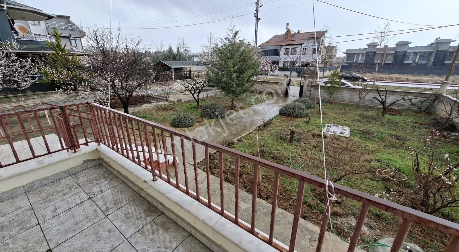 Stadyum Yan Tarafında Kendine Ait Bahçesi Olan Kiralık 2+1 Daire - Görsel 28