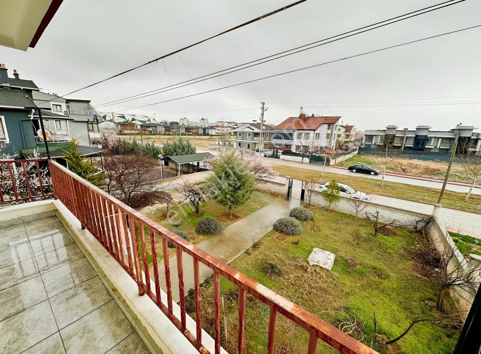 Stadyum Yan Tarafında Kendine Ait Bahçesi Olan Kiralık 2+1 Daire - Görsel 20