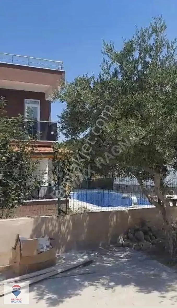 Avşa Adasında Denize Yürüme Mesafesi Havuzlu Satılık Villa