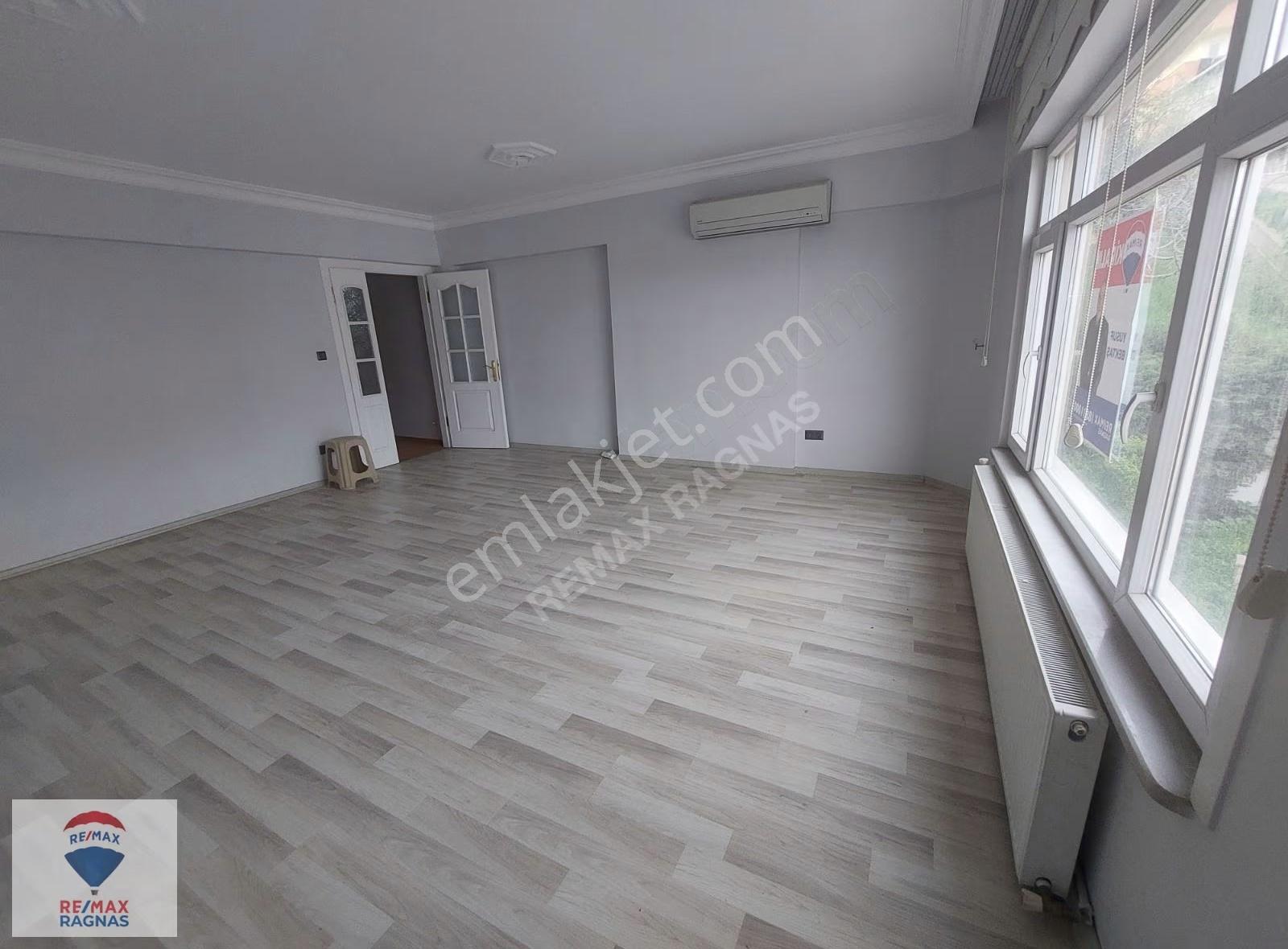 Çengelköy'de Bahar Sitesinde; Kiralık 3+1 Kiralık Ara Kat Daire - Görsel 11