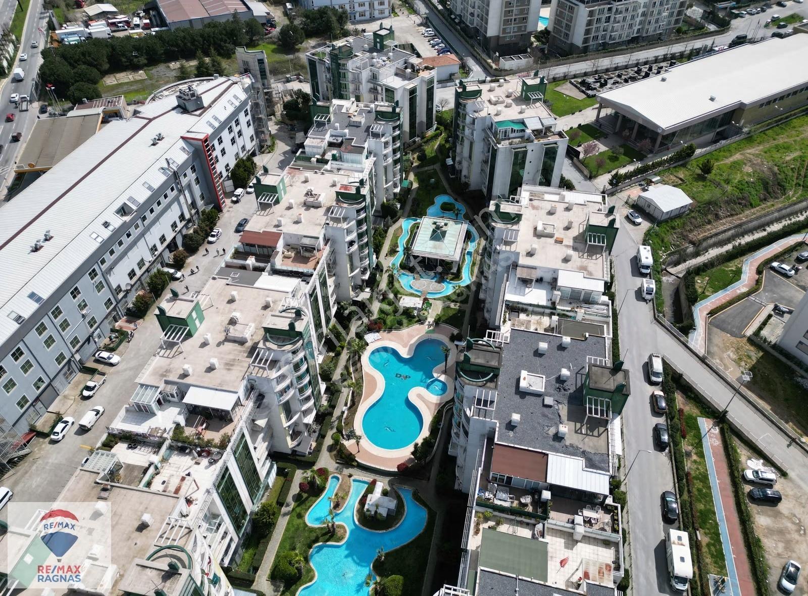 Dap Space Centerda Havuz Manzaralı Güneş Alan 2+1