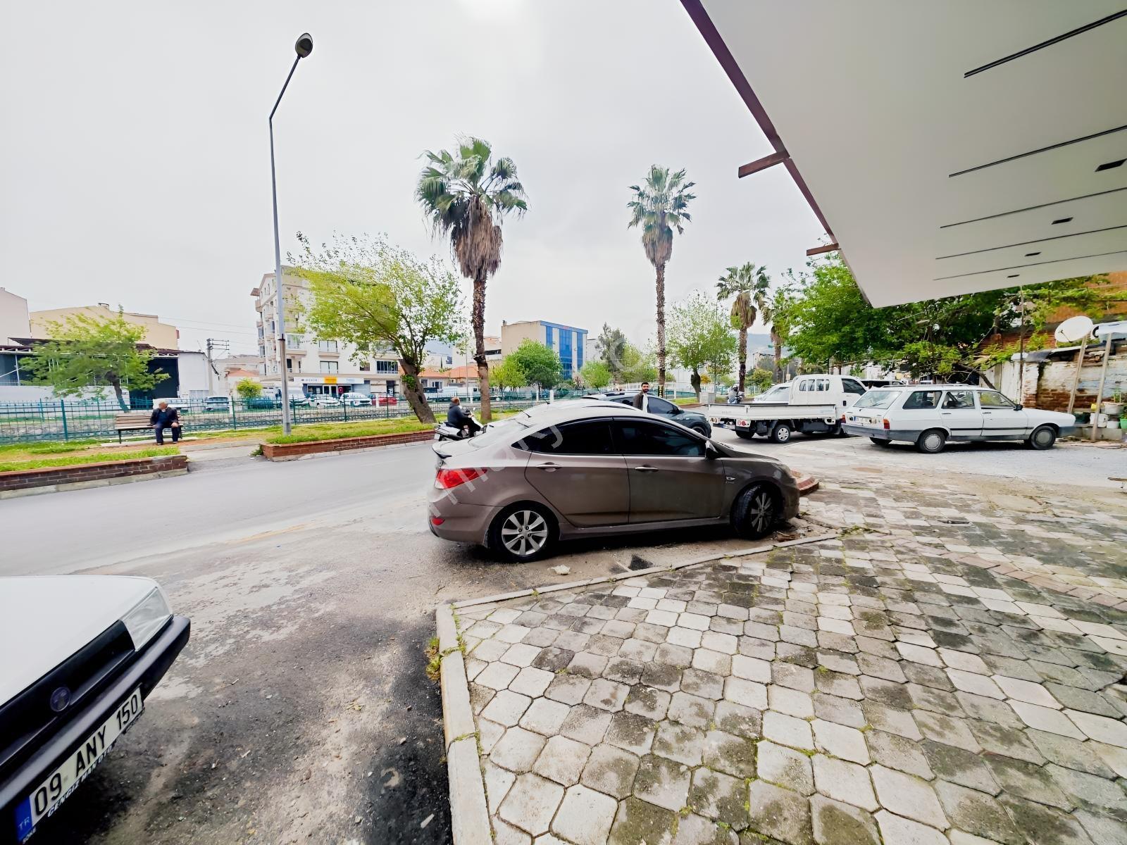 Yalova Caddesi'nde Çift Tapulu, İçi Yenilenmiş Yatırımlık Dükkan - Görsel 2