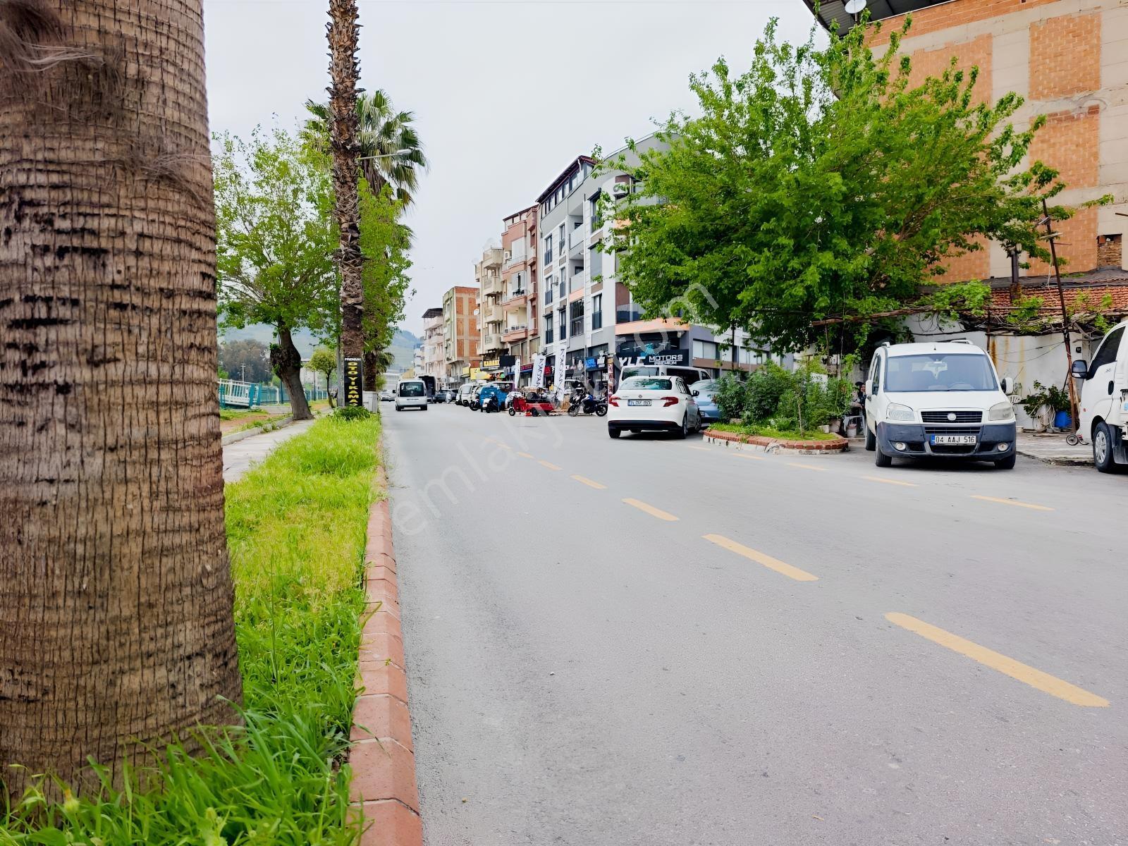 Yalova Caddesi'nde Çift Tapulu, İçi Yenilenmiş Yatırımlık Dükkan
