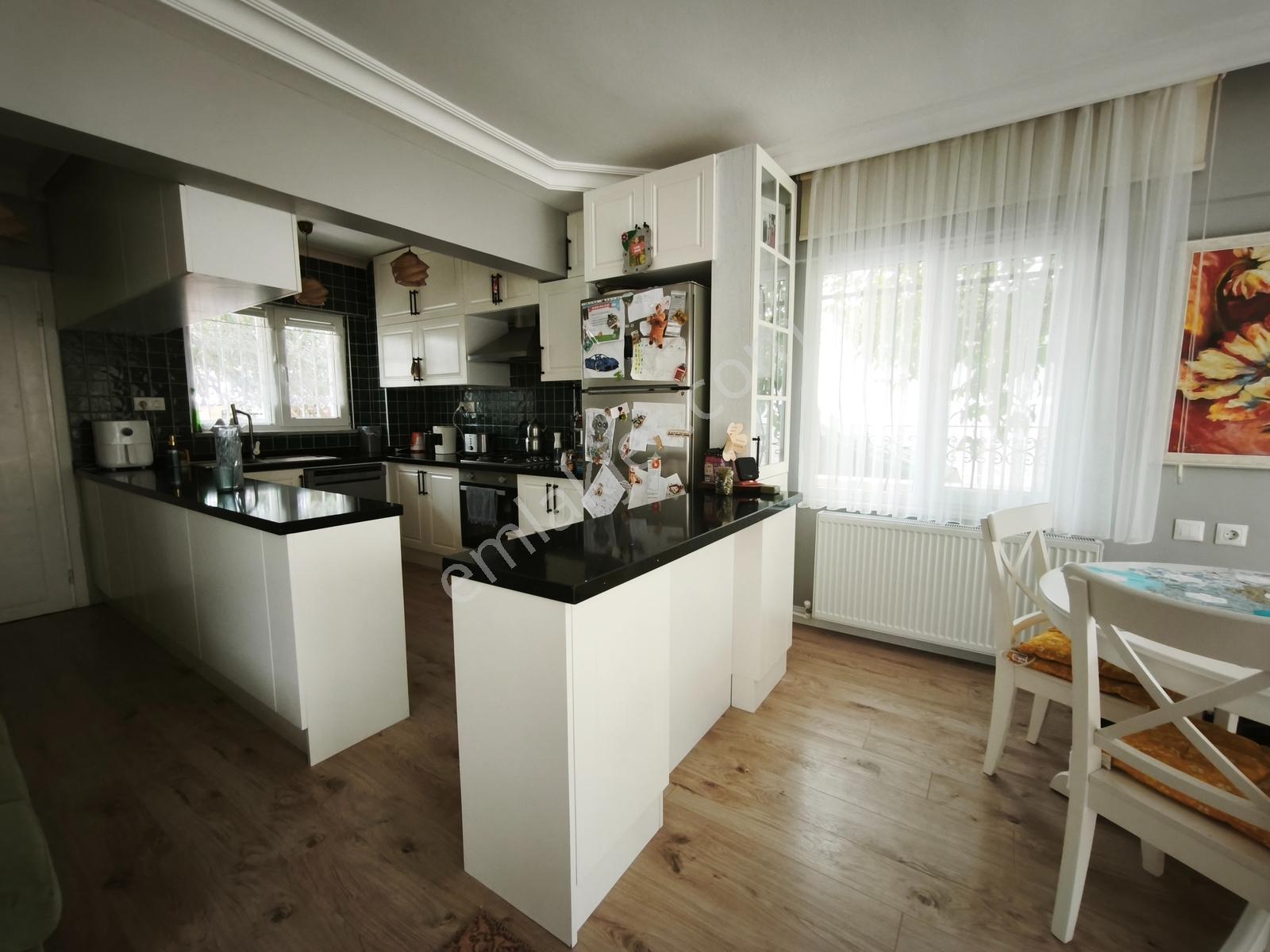 Erdek Sahil Mahalesin De Site İçin De Satılık Eşyalı Villa - Görsel 25