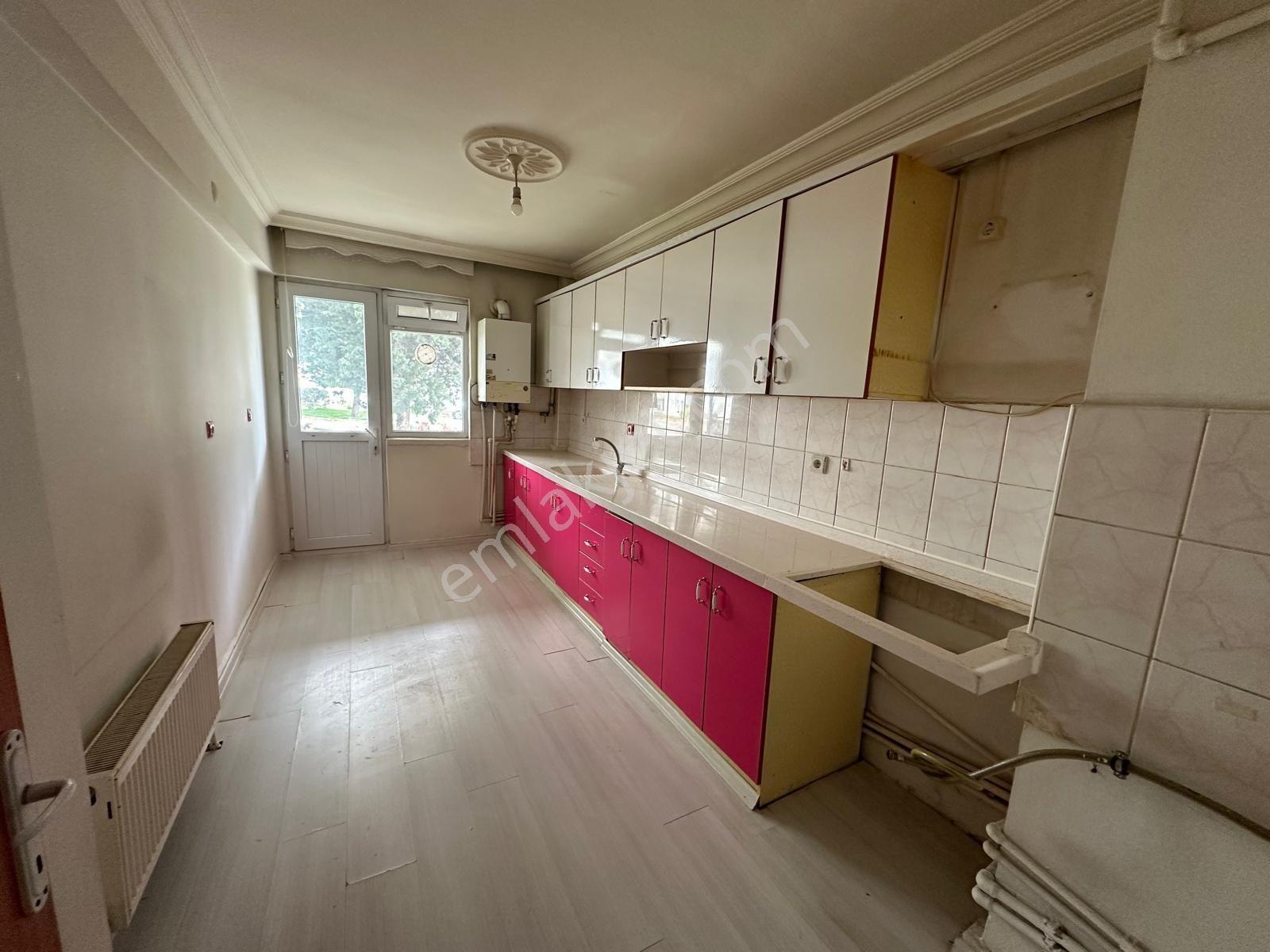 3+1 Ferah Ve Donanımlı Site İçerisinde Satılık Daire - Görsel 11