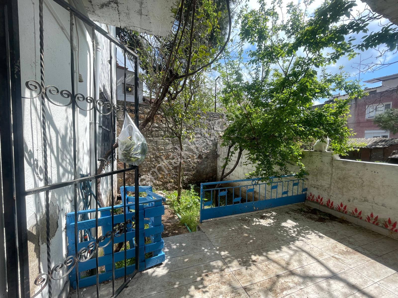 Ayvada'dan Ayvalık Merkez'de Avlulu Ve Teraslı 2 Katlı 4+1 Müstakil Evi - Görsel 18