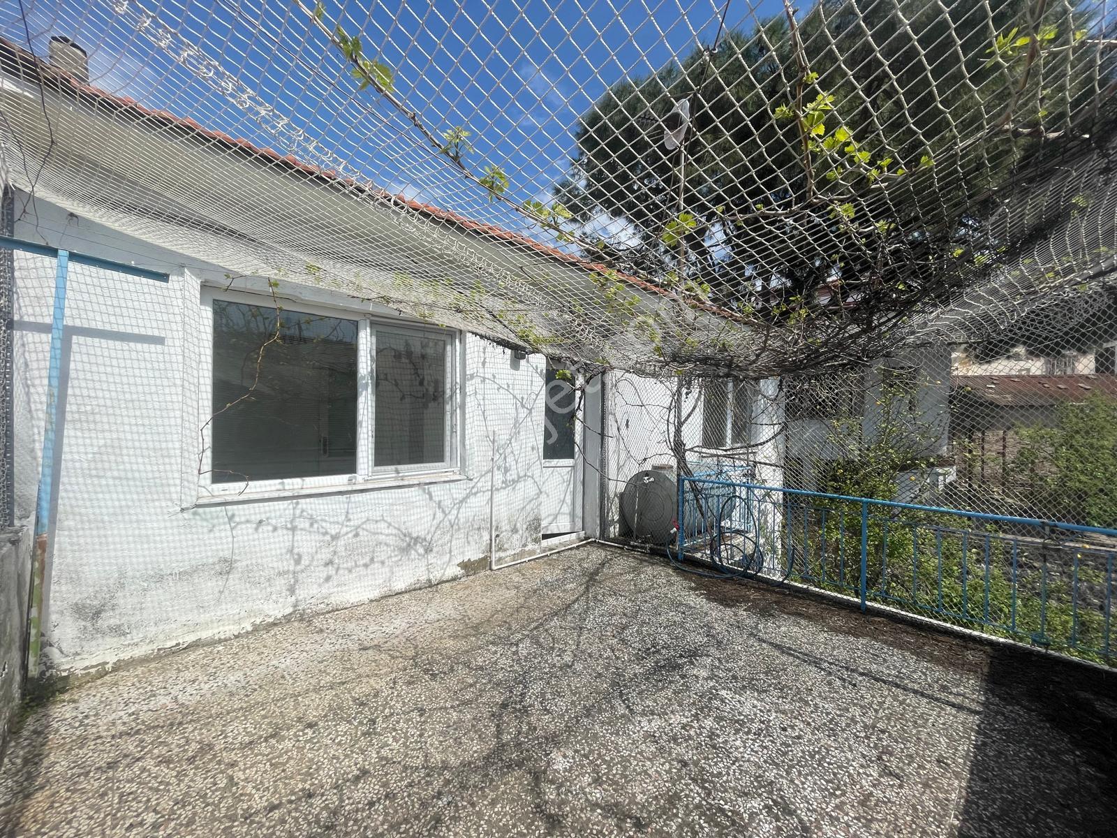 Ayvada'dan Ayvalık Merkez'de Avlulu Ve Teraslı 2 Katlı 4+1 Müstakil Evi - Görsel 34