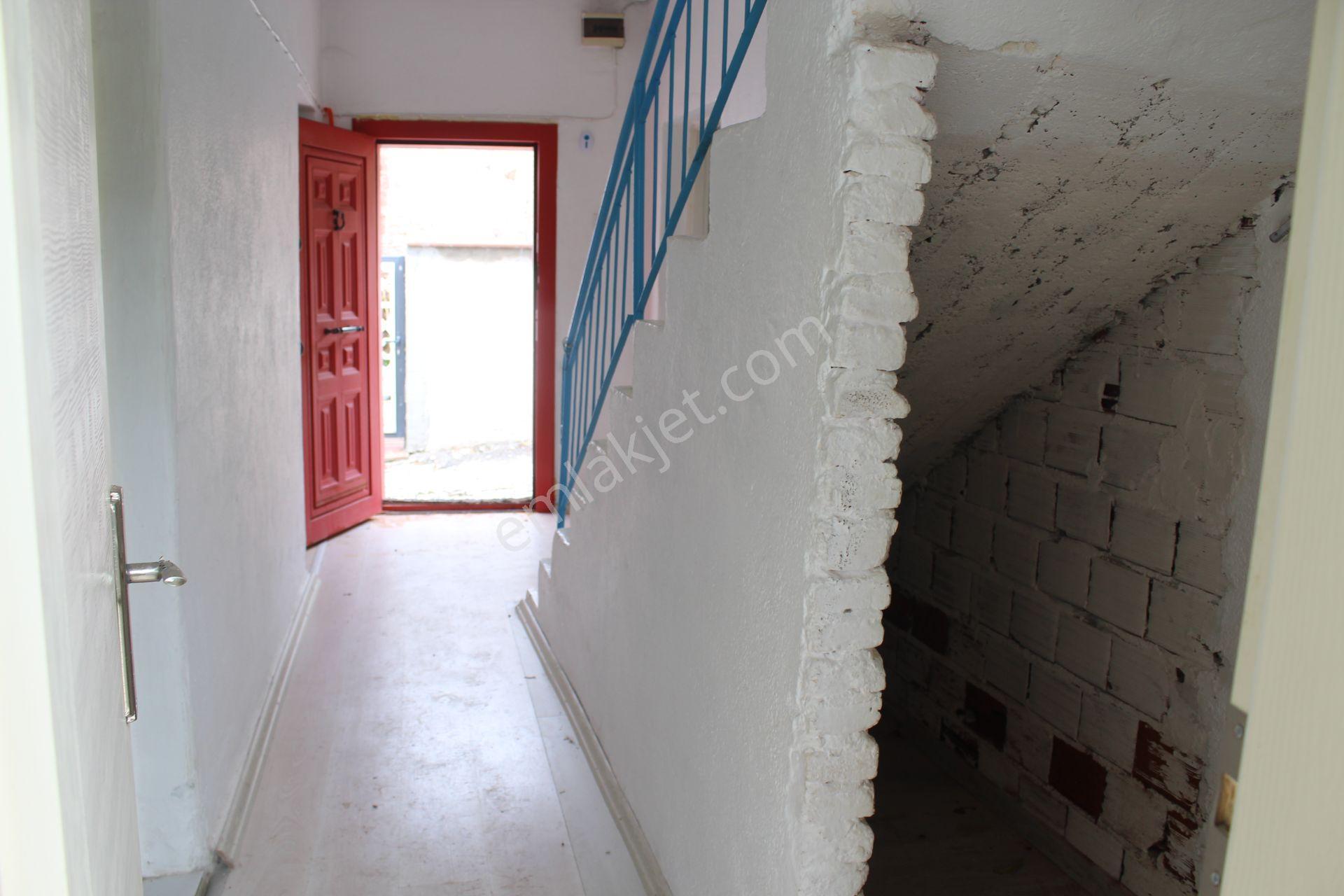 Ayvada'dan Ayvalık Merkez'de Avlulu Ve Teraslı 2 Katlı 4+1 Müstakil Evi - Görsel 6