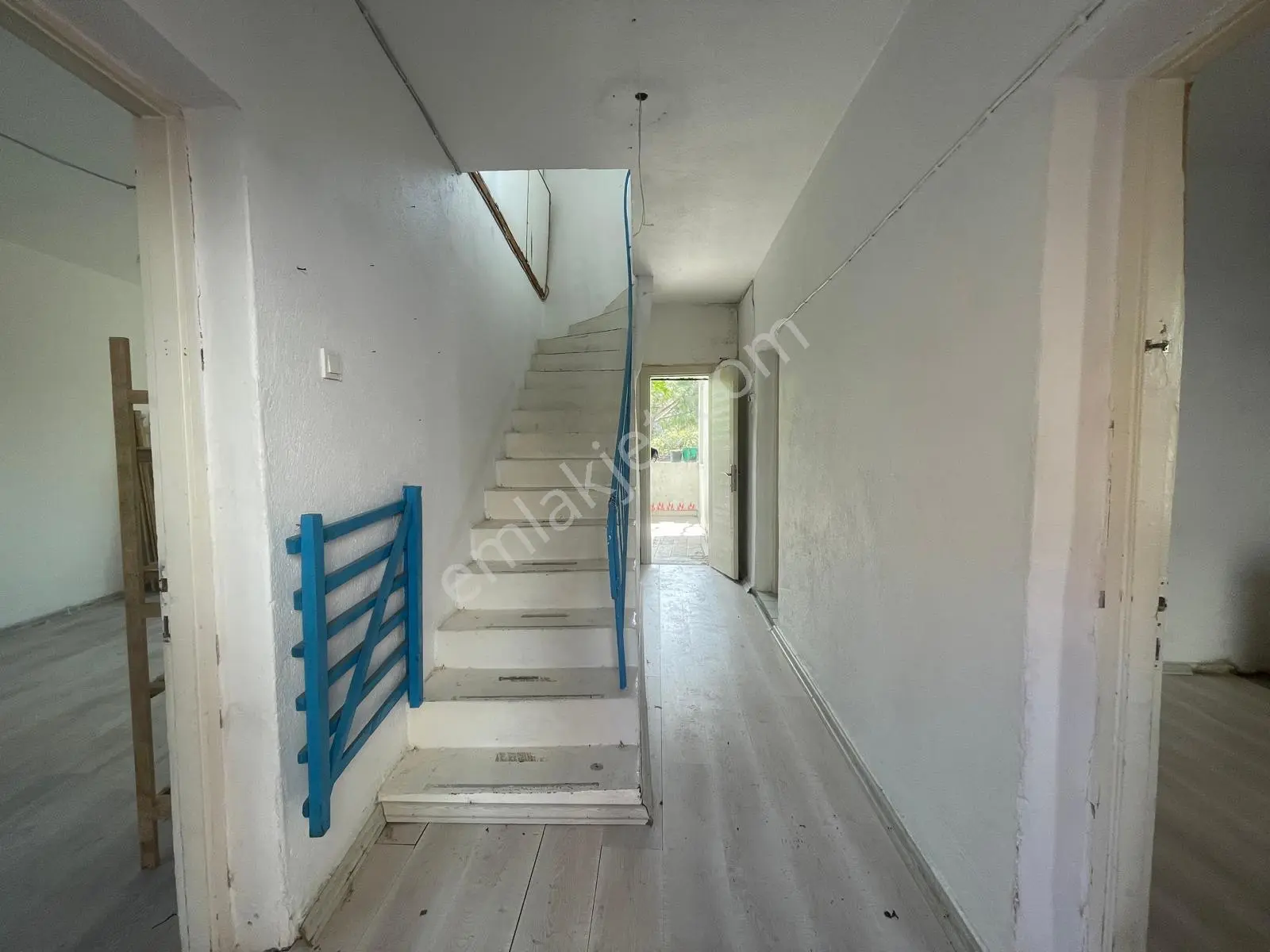 Ayvada'dan Ayvalık Merkez'de Avlulu Ve Teraslı 2 Katlı 4+1 Müstakil Evi - Görsel 4