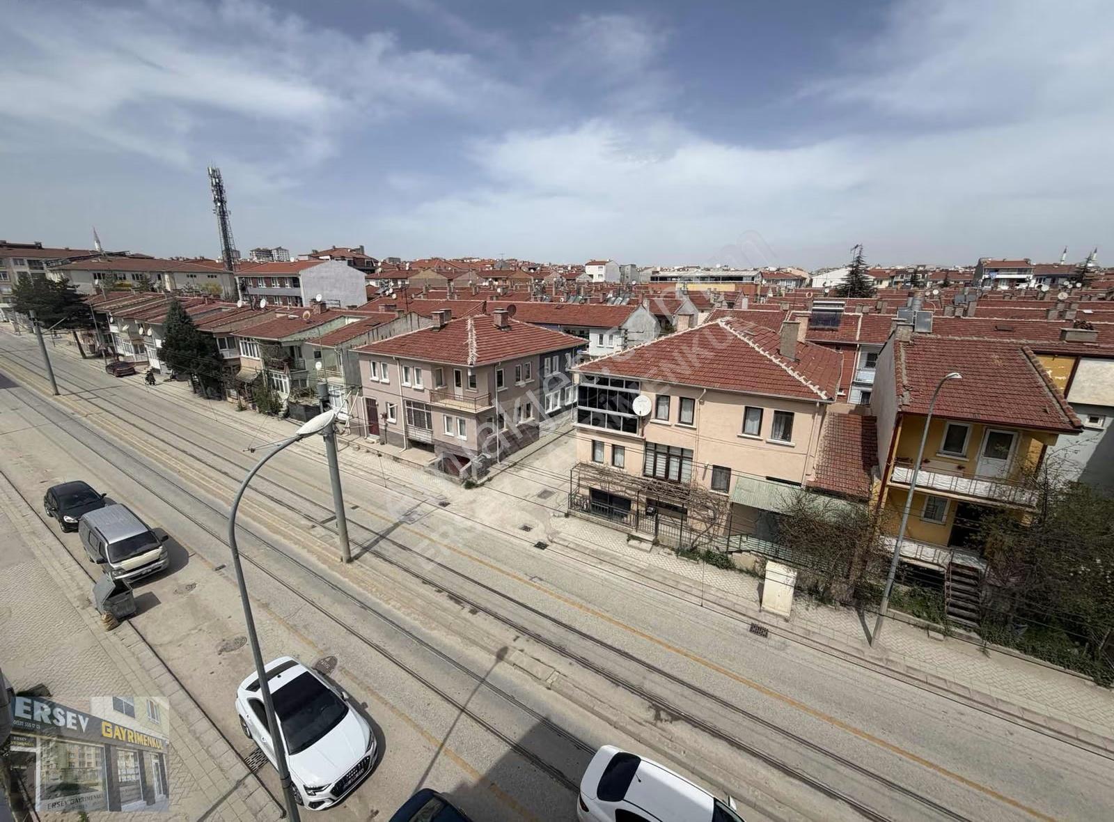 Ersev'den Cadde Üstü Balkonlu 1+1