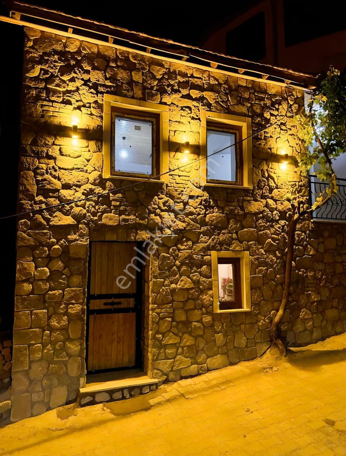 Balıkesir / Gömeç / Hacıhüsyinler Köyünde 2+1 Müstakil Taş Ev