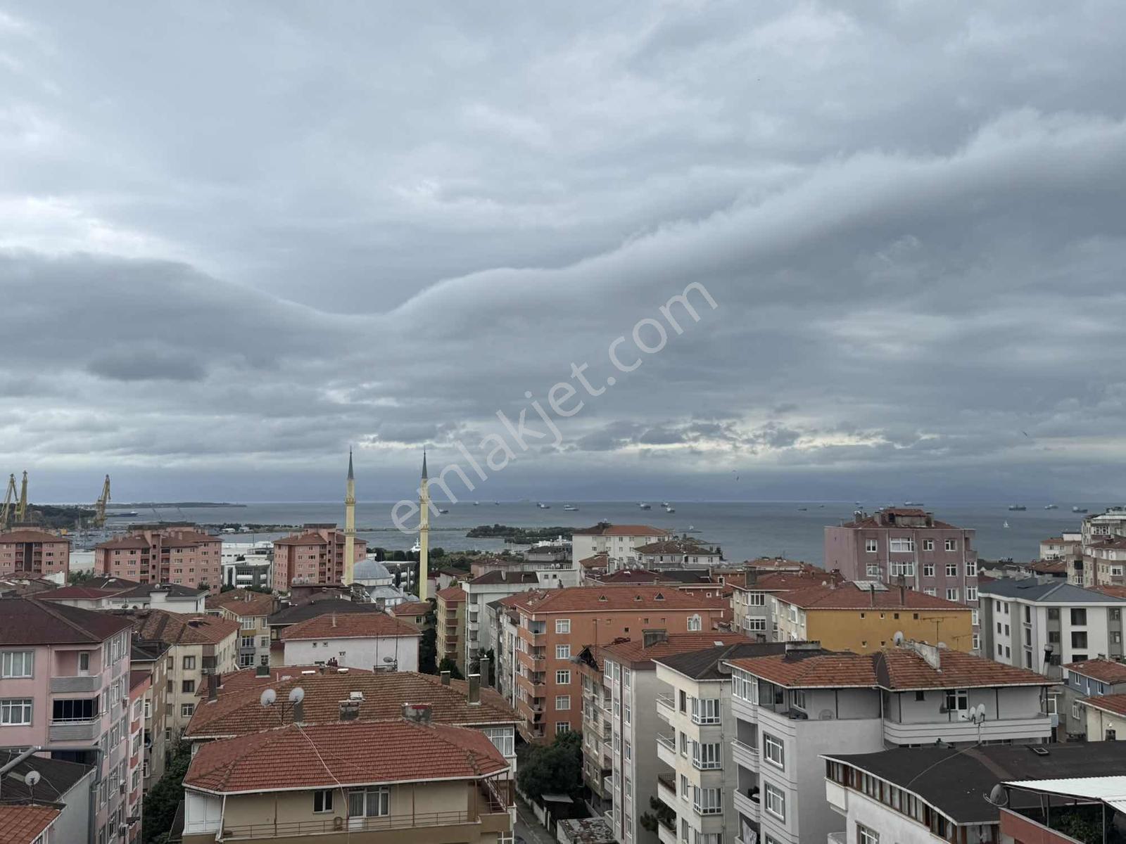 Kaynarca Mah'de Deniz Manzaralı Asansörlü Geniş 2+1 Daire