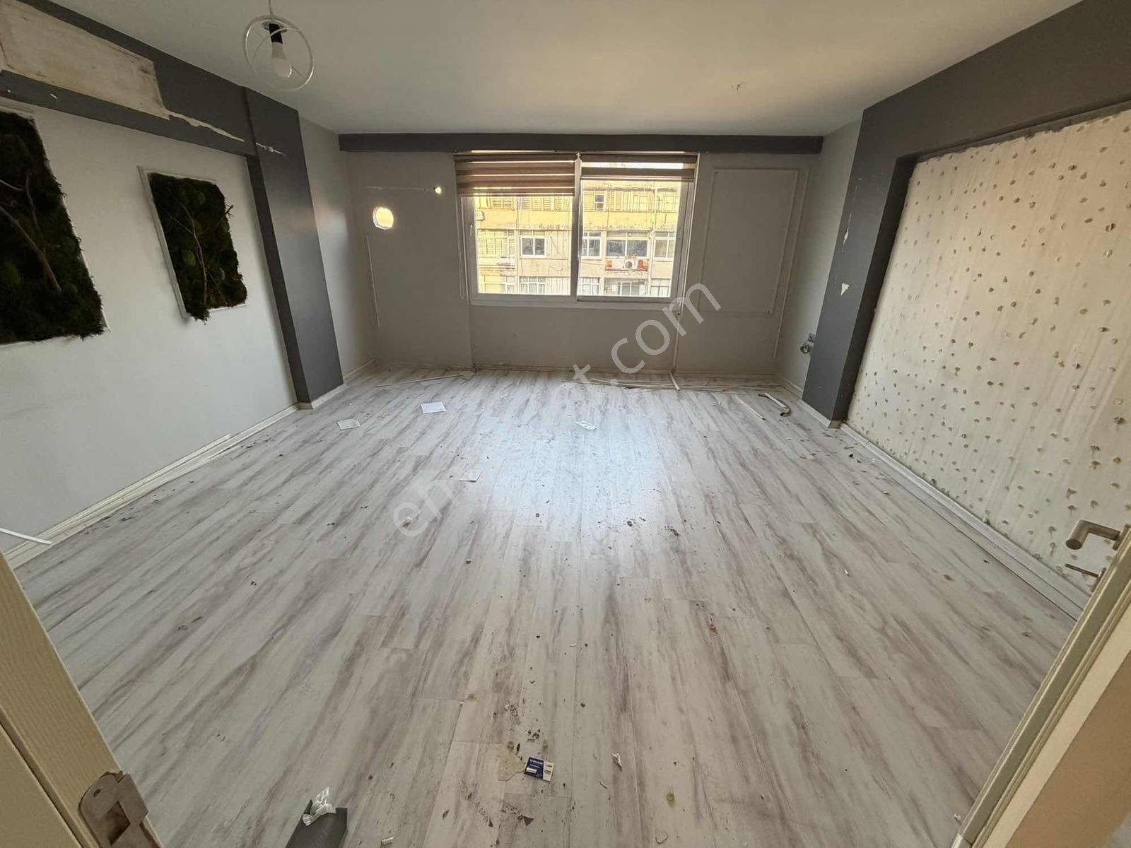 Azız Naci İşmerkezinde 1+1 Kiralık