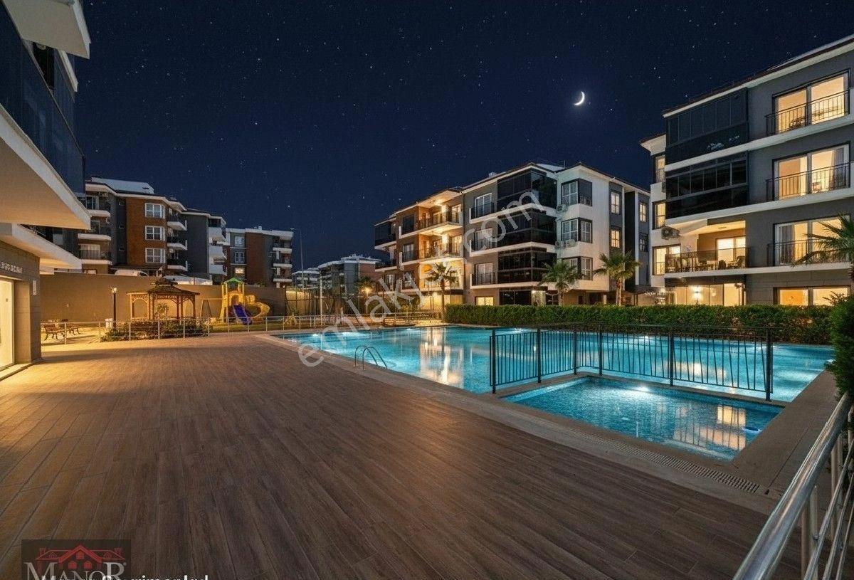 Kuşadasında Mükemmel Sitede Köşe Konum Eşyalı Özel Bahçeli Satılık Pırıl Pırıl Daire