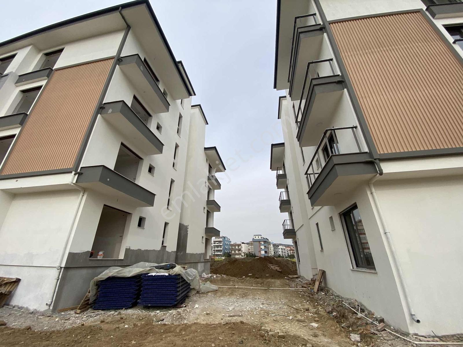 Seferihisar Değerli Bölgede Havuzlu Sitede Balkonlu 1+1 Daireler - Görsel 4