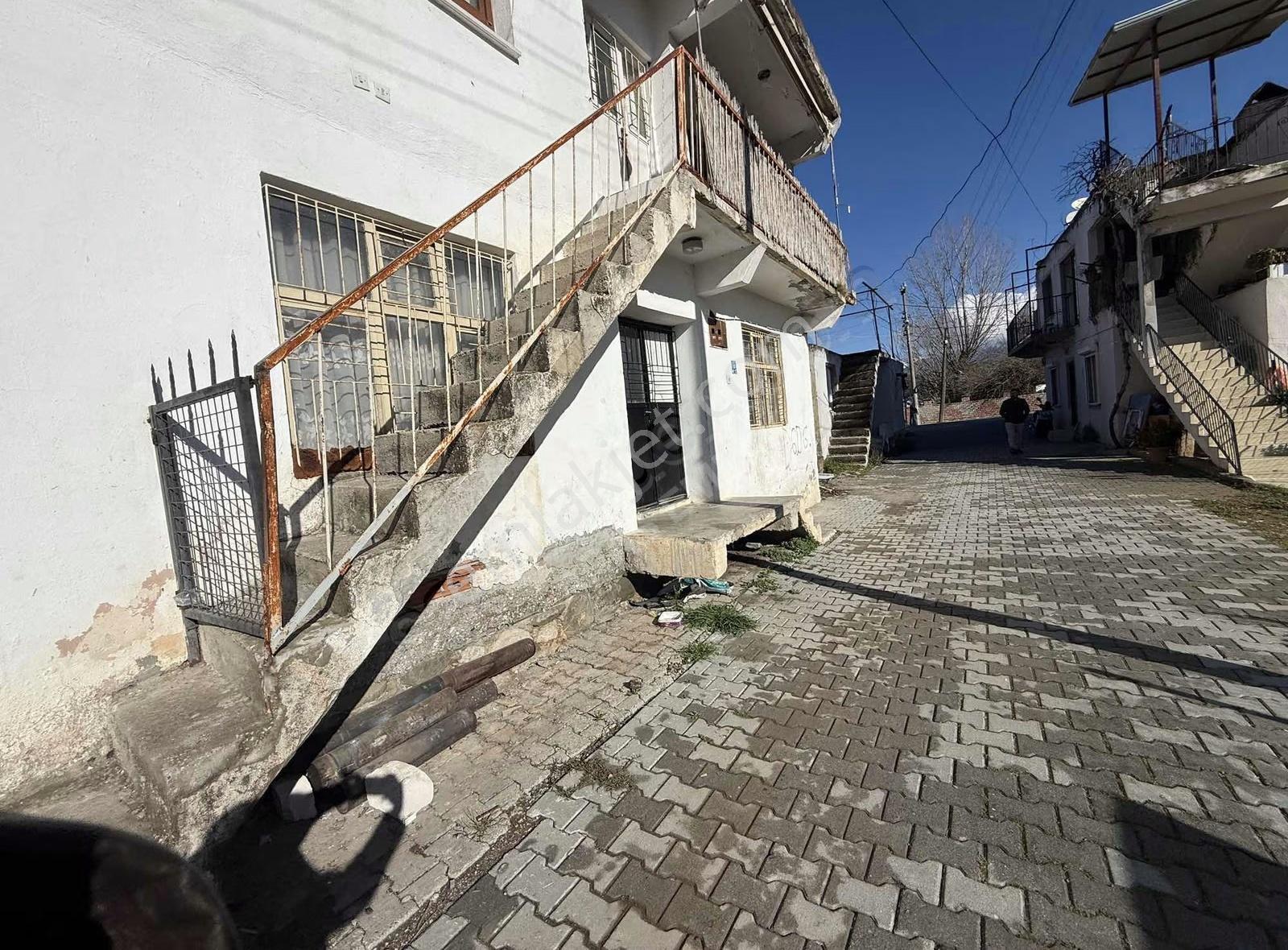 Seydikemer'de Yola Sıfır, %40 İmarli 203m² Satılık Arsa - Görsel 5