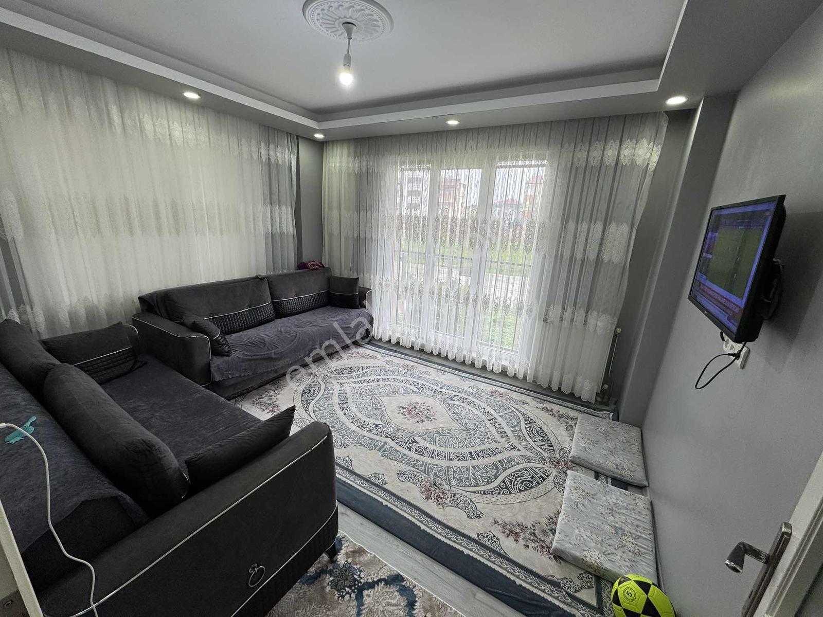 Kaznç Emlaktan Yunus Emre Mahallesinde Ebeveyn Banyolu 2+1 Daire