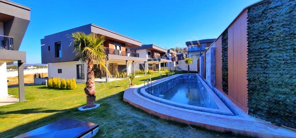 Kuşadası Karaoavada Avm'ler Bölgesinde 3+1 Geniş Bahçeli Havuzlu Sitede Fırsat Villa - Görsel 4