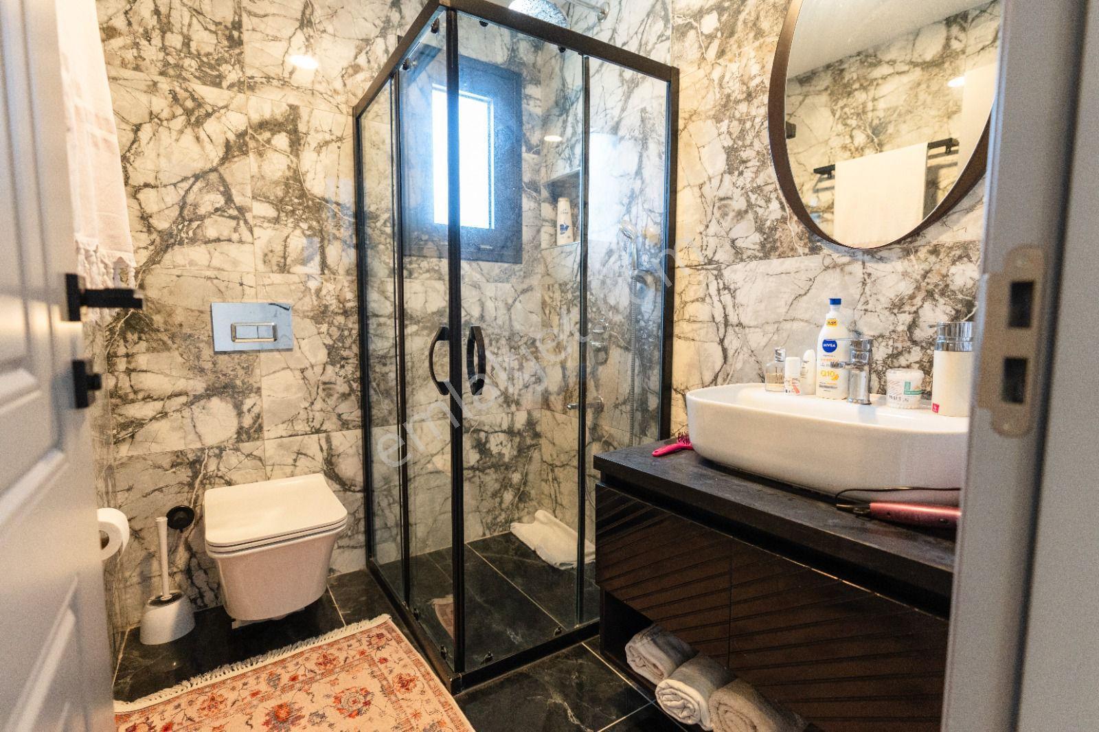 Kuşadası Karaoavada Avm'ler Bölgesinde 3+1 Geniş Bahçeli Havuzlu Sitede Fırsat Villa - Görsel 28