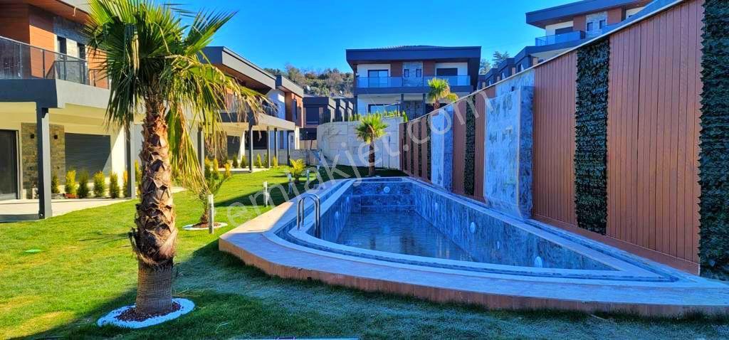 Kuşadası Karaoavada Avm'ler Bölgesinde 3+1 Geniş Bahçeli Havuzlu Sitede Fırsat Villa - Görsel 3