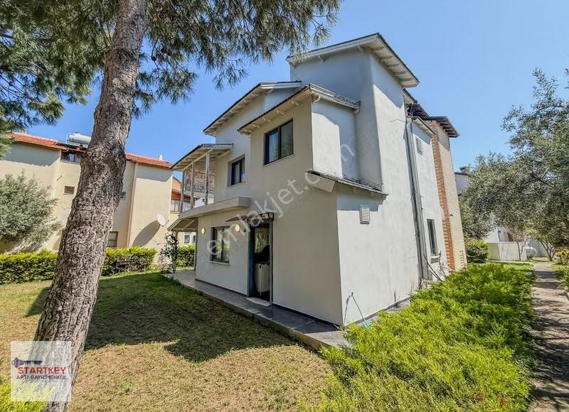 Çeşme Altınkum Öz Pırlanta Sitesi 4+1 Tripleks Satılık Villa