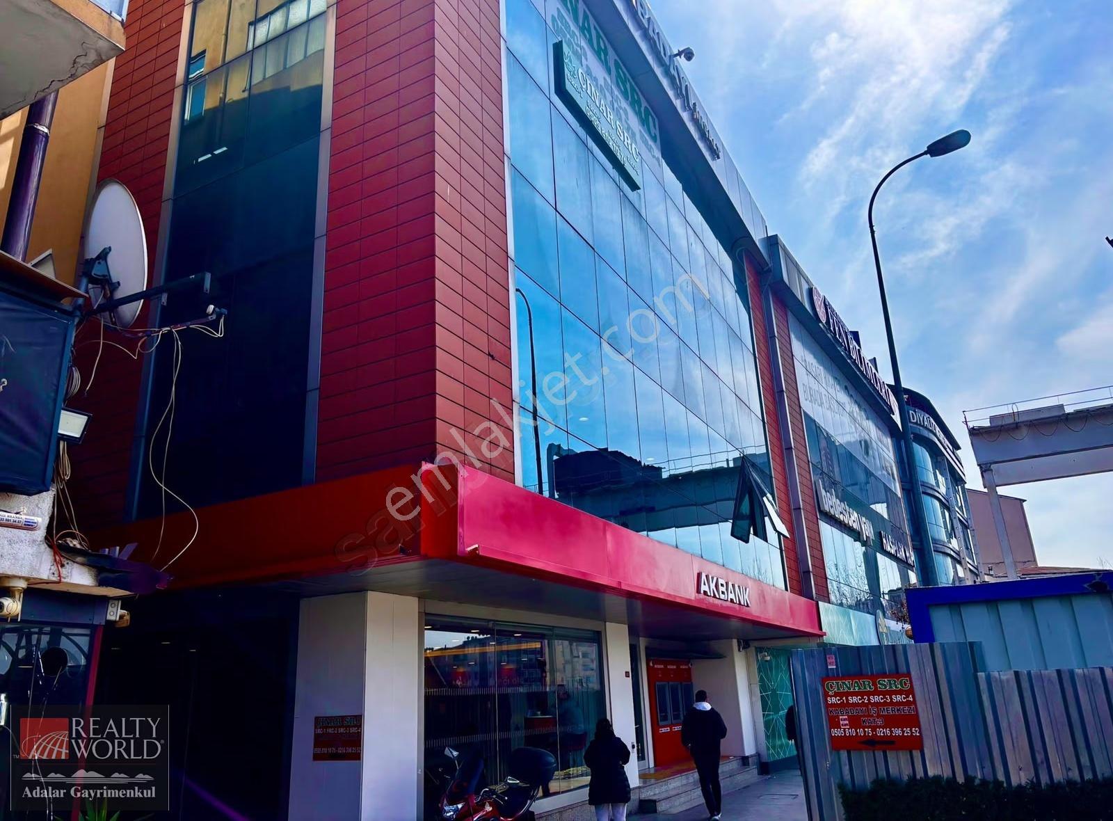 Pendik Kaynarca Metro Çıkışı E5 Üzeri Kiralık 240 M² Plaza Katı