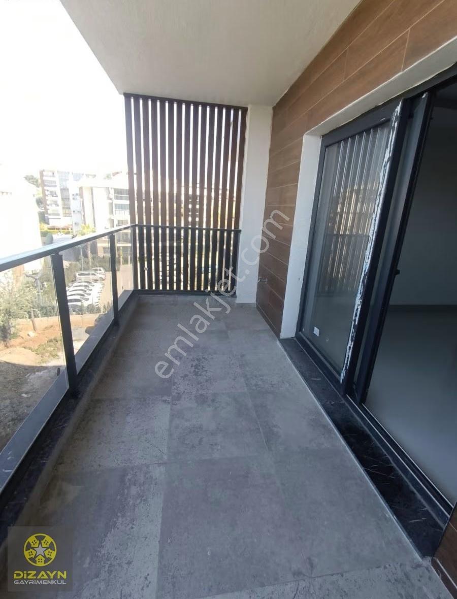 Kuşadası Merkezde Satılık Deniz Manzaralı Havuzlu 2+1 Daire - Görsel 9