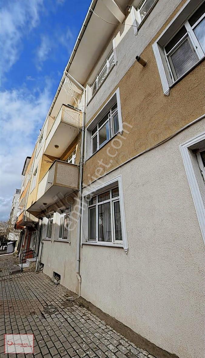 Uğurman Emlak'tan Kapalı Pazar Karşısı Ara Kat Kiralık 2+1 Daire