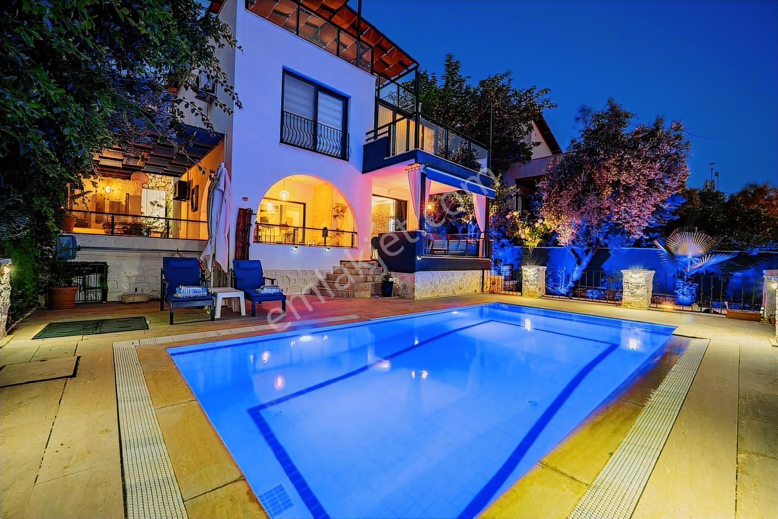 Kalamarda Muhteşem Deniz Manzaralı 4+1 Villa - Görsel 24