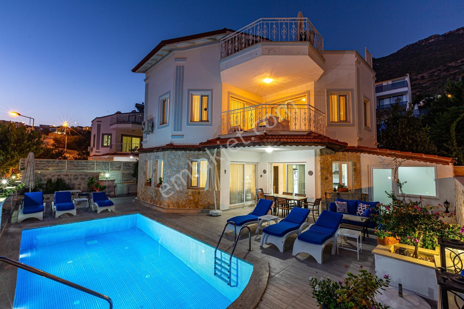 Kalkan'da Deniz Manzaralı 3 Yatak Odalı Villa